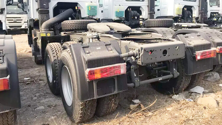 6x4 Howo Sinotruk Tractor Head 400 for Sale in Panama