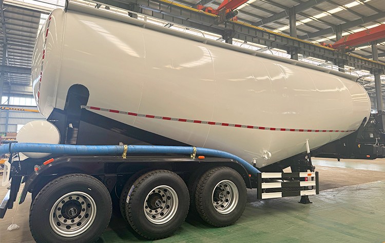3 Axle 35 CBM Dry Bulk Cement Tanker Truck for Sale in Panama